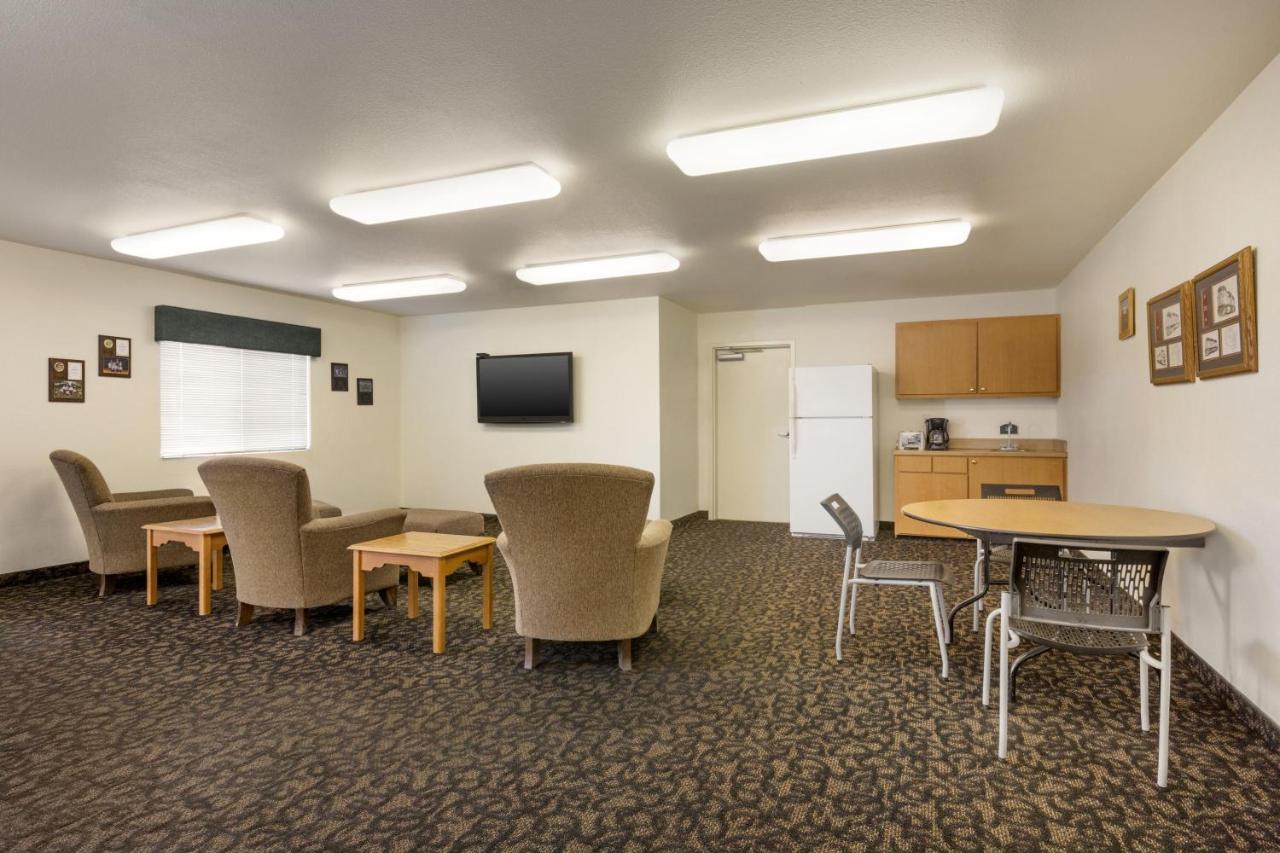 Travelodge By Wyndham Alpine Exterior photo
